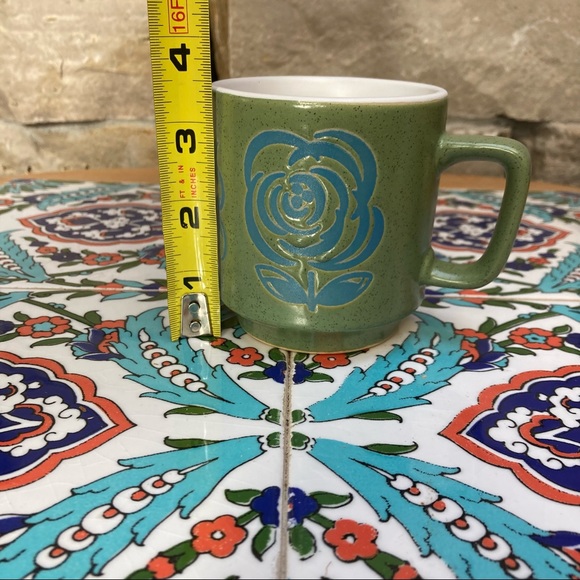 Green mug with blue flower outlines, and fancy swirl motifs - Picture 9 of 10